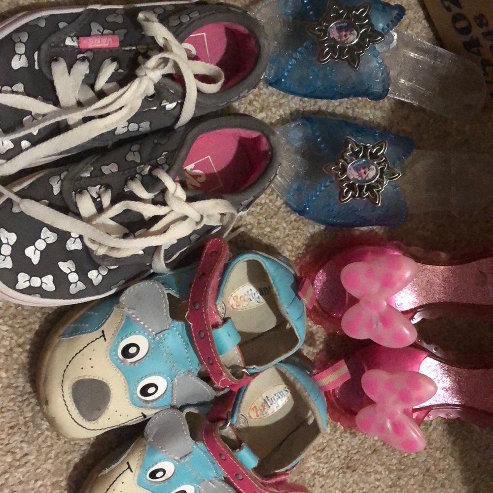 Lot of girls shoes (4)